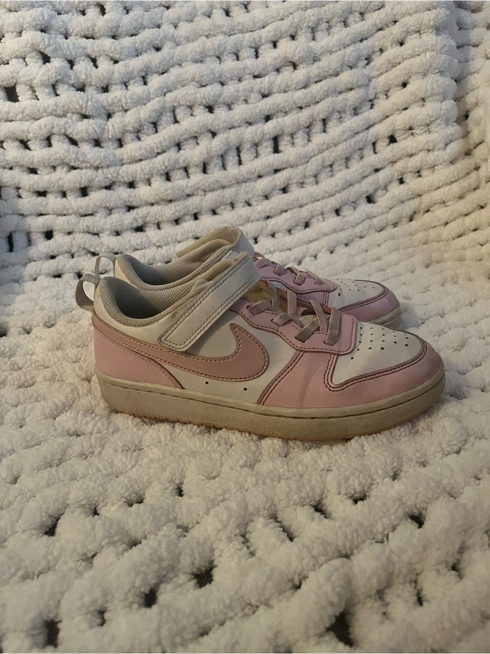 Nike Kids Pink and Cream Low-Top Sneakers with Hook-and-Loop Strap